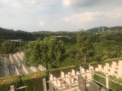 隐龙山墓园
